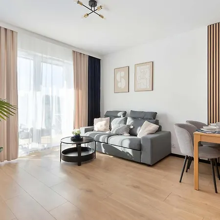 Stylish With Parking And Balcony By Renters Apartamento