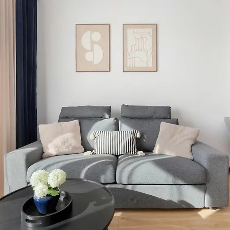 Stylish With Parking And Balcony By Renters Apartamento